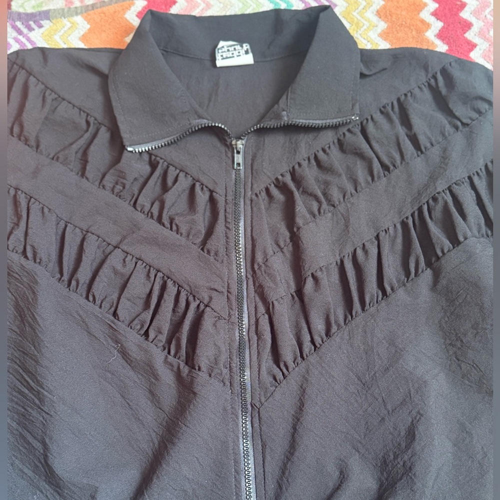 Vintage black wind breaker. SUPER CUTE ON! Size L oversized